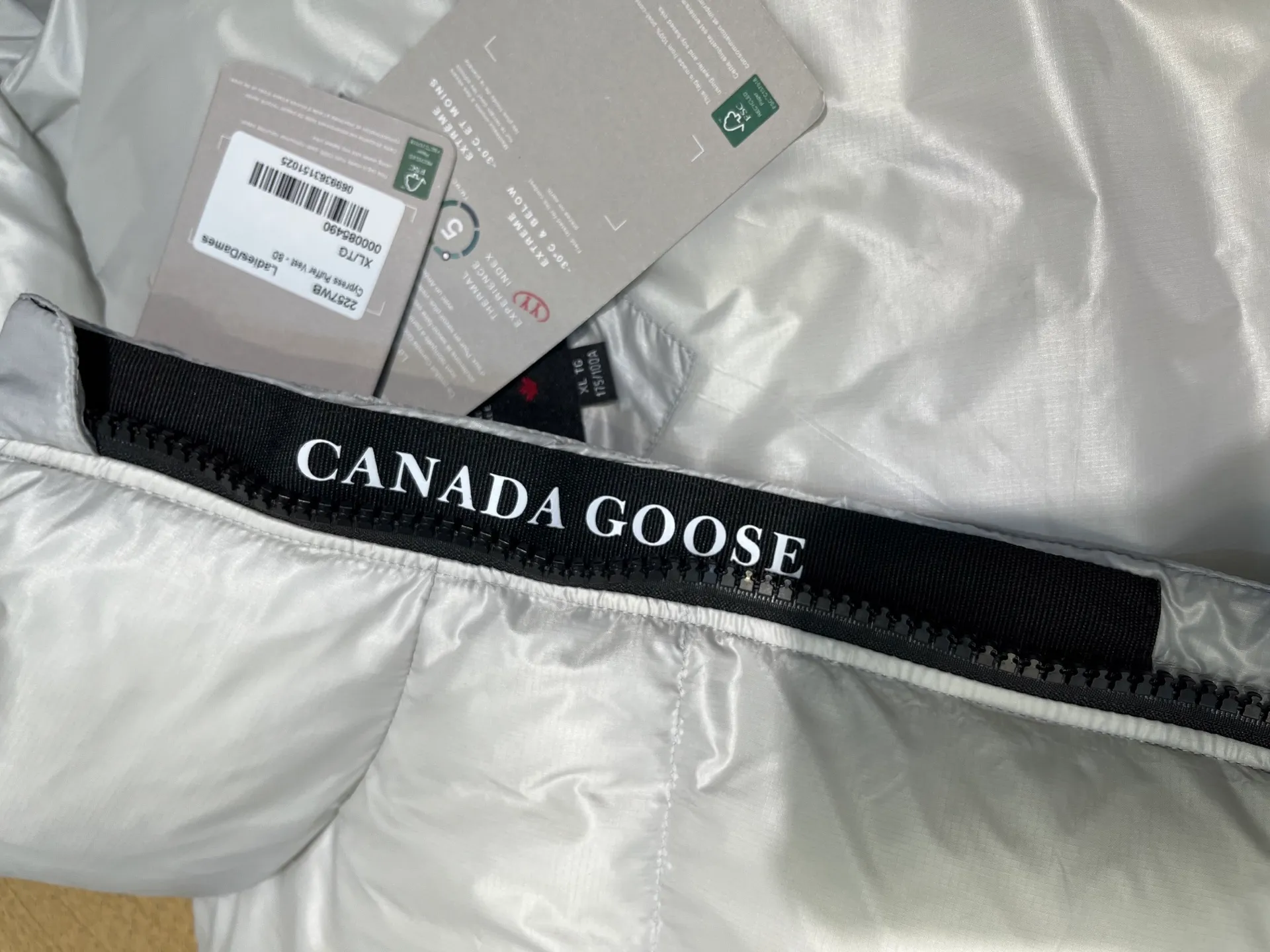 P540 Canada Goose ""🇨🇦🌟 Canada Goose Puff Down Vest has always been recognized as the warmest down jacket. Various Instagram celebrities, Internet celebrities, and celebrities often wear it for street photos. I make Canada Goose every year, but I still can't get rid of my love for it. No matter how cold the days are, there is no need to be afraid, because there is! Filled with 90% white duck down, it is the legendary warmest down jacket and is known as a must-have for Arctic outdoor sports! The most popular down jacket in the world, celebrities are rushing to buy it, it is a must-have!  size：xs-xxl